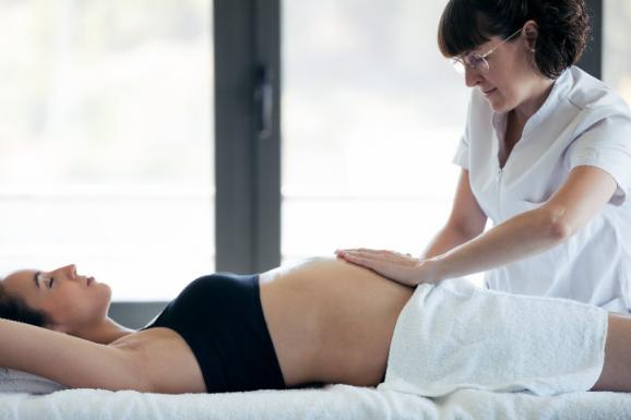 Séance d'ostéopathie pour femme enceinte